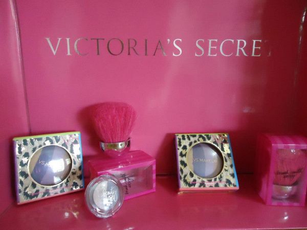 Victoria's Secret Brush with Sexy Makeup Brush- Pincel
